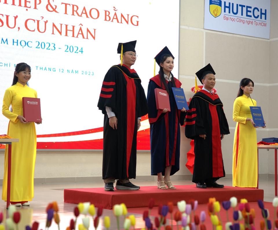 áo cử nhân giá rẽ hcm