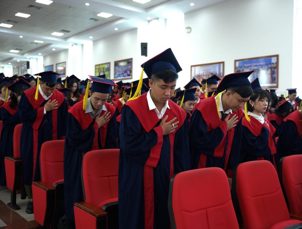 áo cử nhân giá rẽ hcm