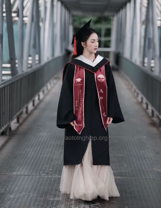 Áo Cử Nhân Quốc tế màu đen và xanh đen