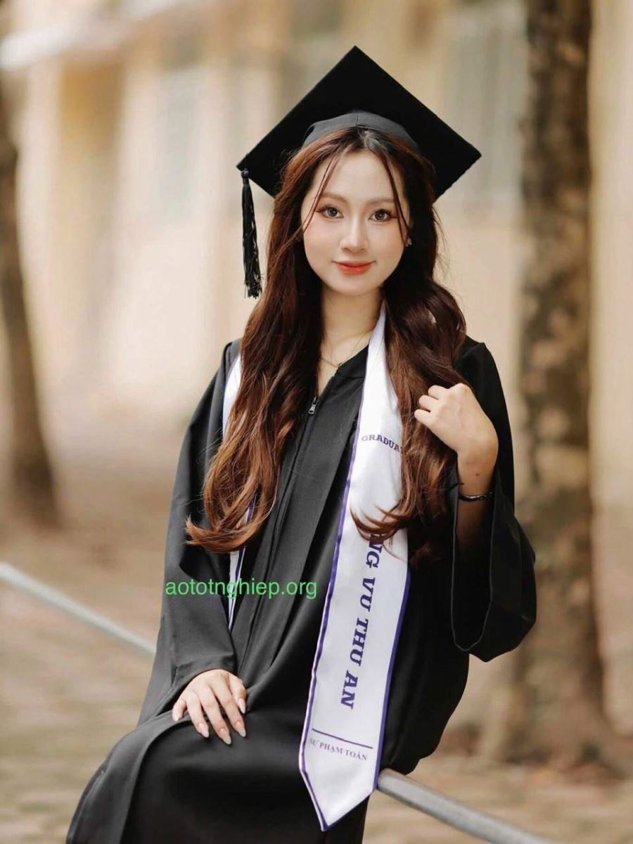 áo cử nhân quốc tế màu đen