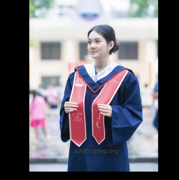 Aó tốt nghiệp cử nhân tại HCM