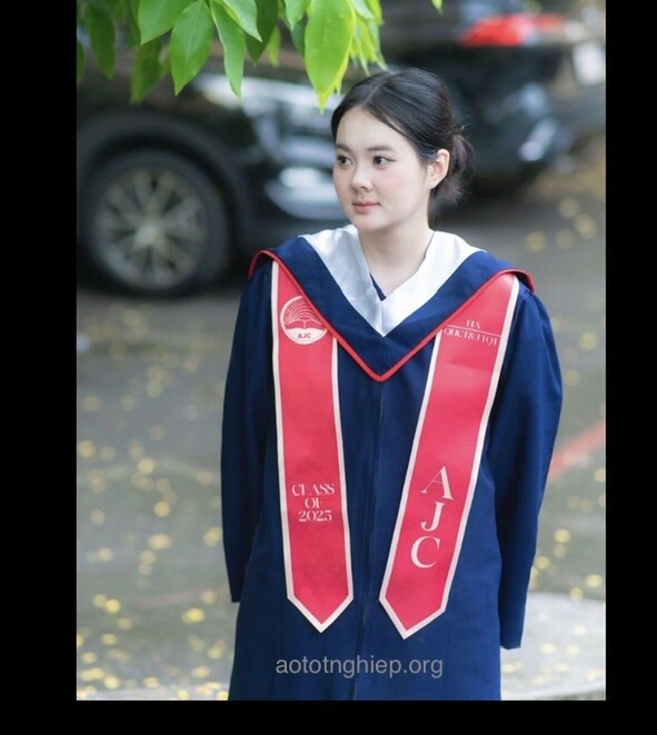 dong phuc cu nhan quoc te