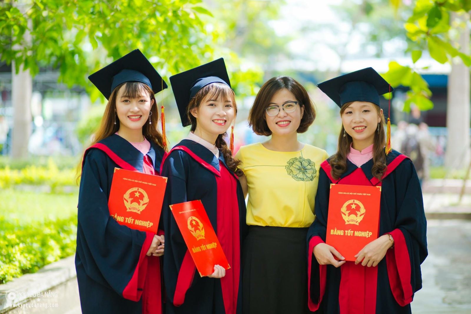 Áo tốt nghiệp trung học cơ sở C06