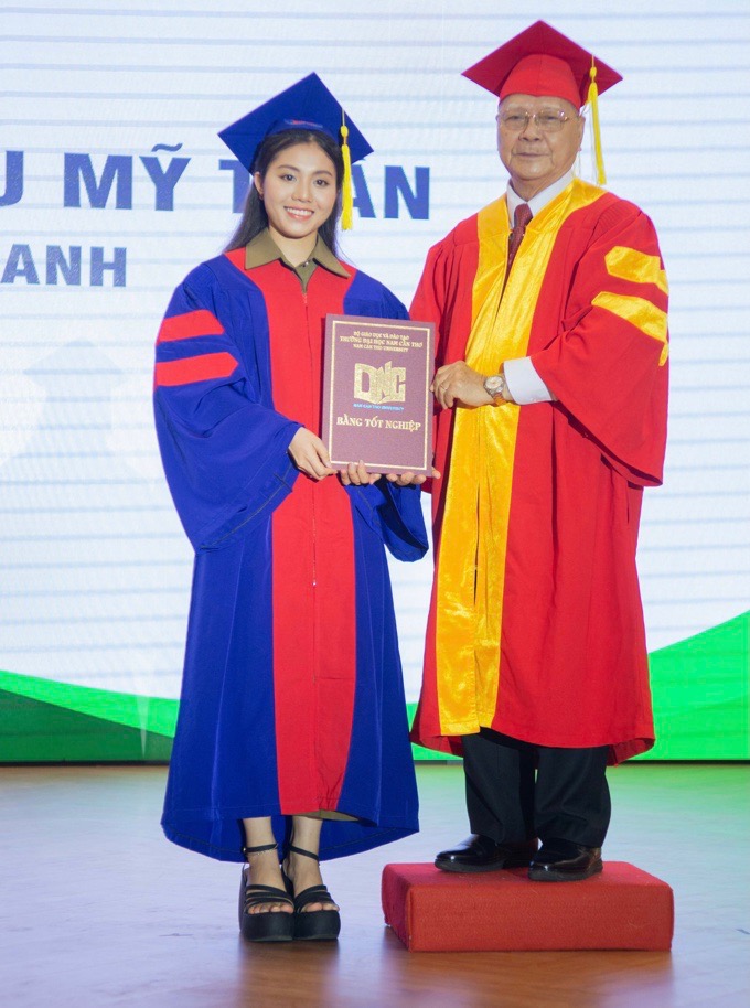áo cử nhân giá rẽ hcm