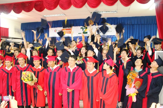ao tot nghiep cu nhan hcm