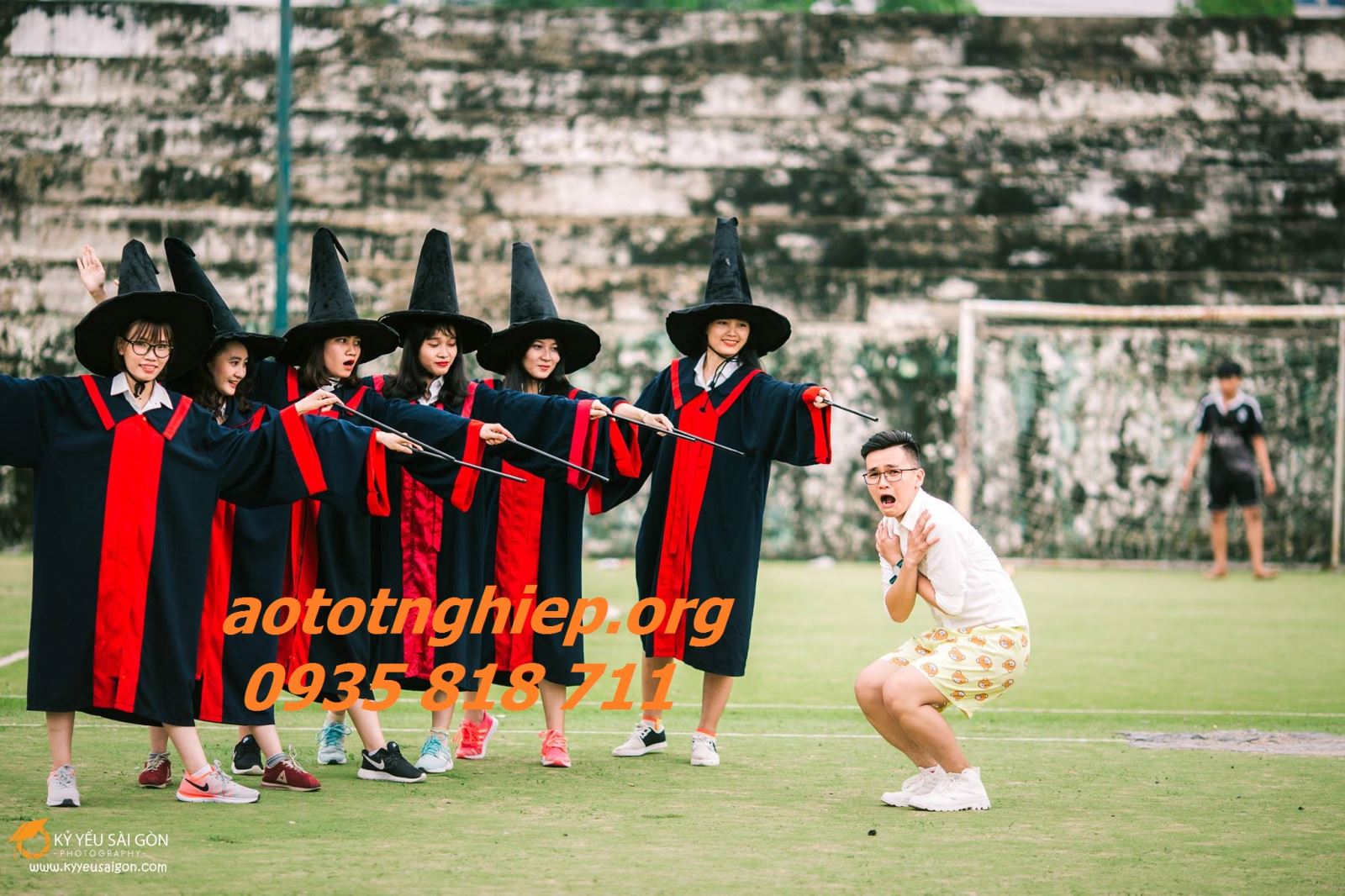 cho thuê áo tốt nghiệp