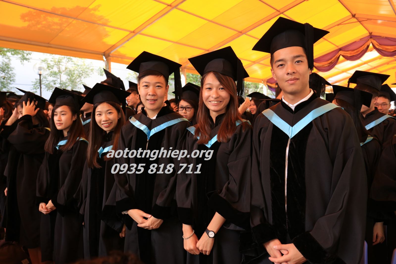 thuê áo tốt nghiệp