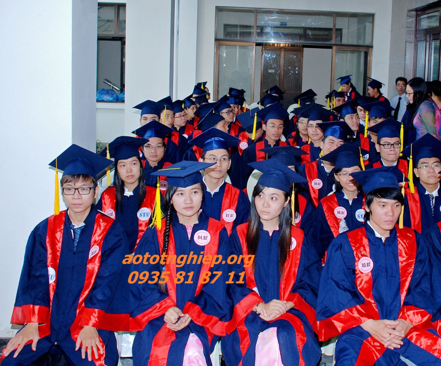 THUÊ ÁO CỬ NHÂN