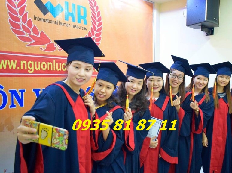 thuê áo cử nhân