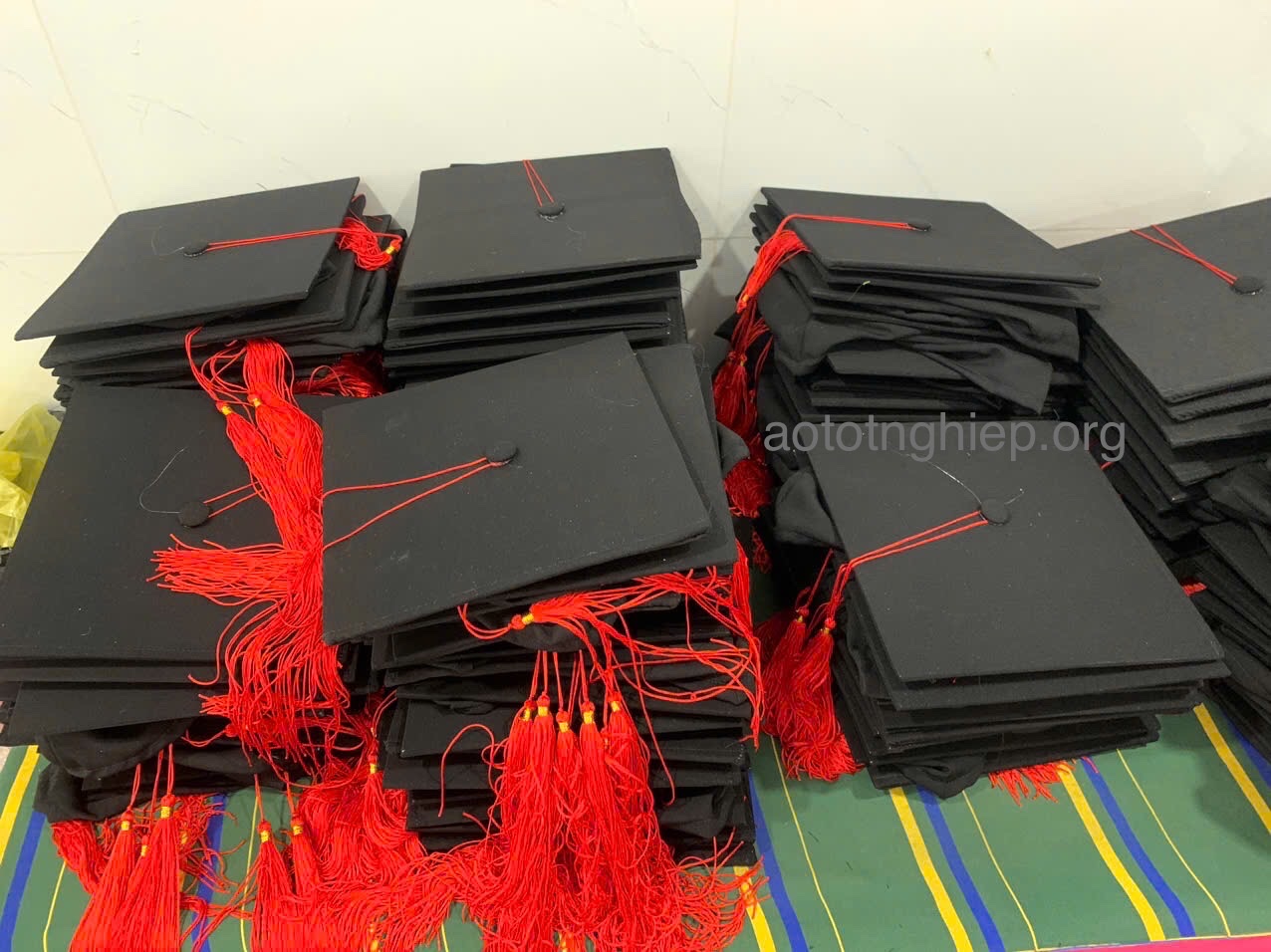 xưởng may mũ tốt nghiệp